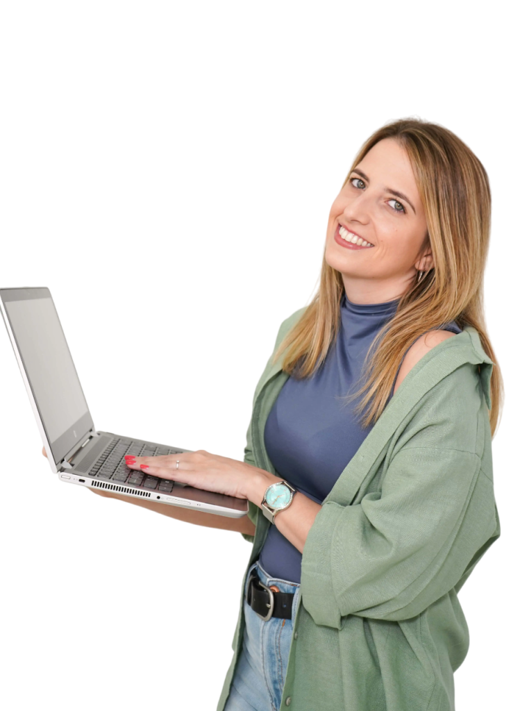 Patricia García con portátil, diseñadora web estratégica en WordPress