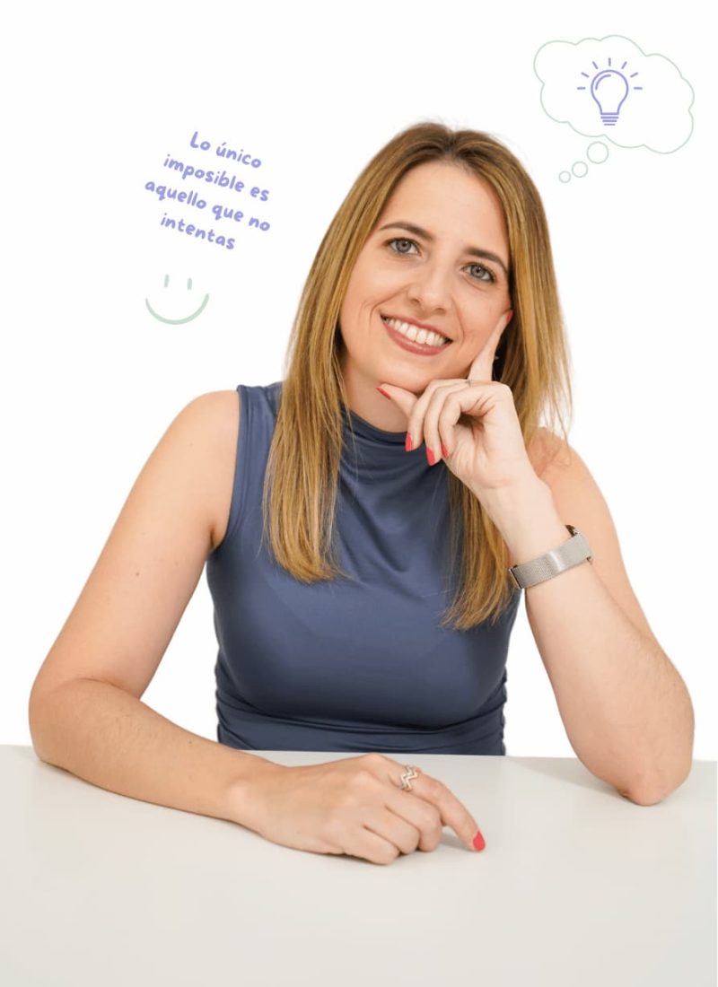 Patricia García, diseñadora web especializada en marketing digital, sonriendo en su oficina